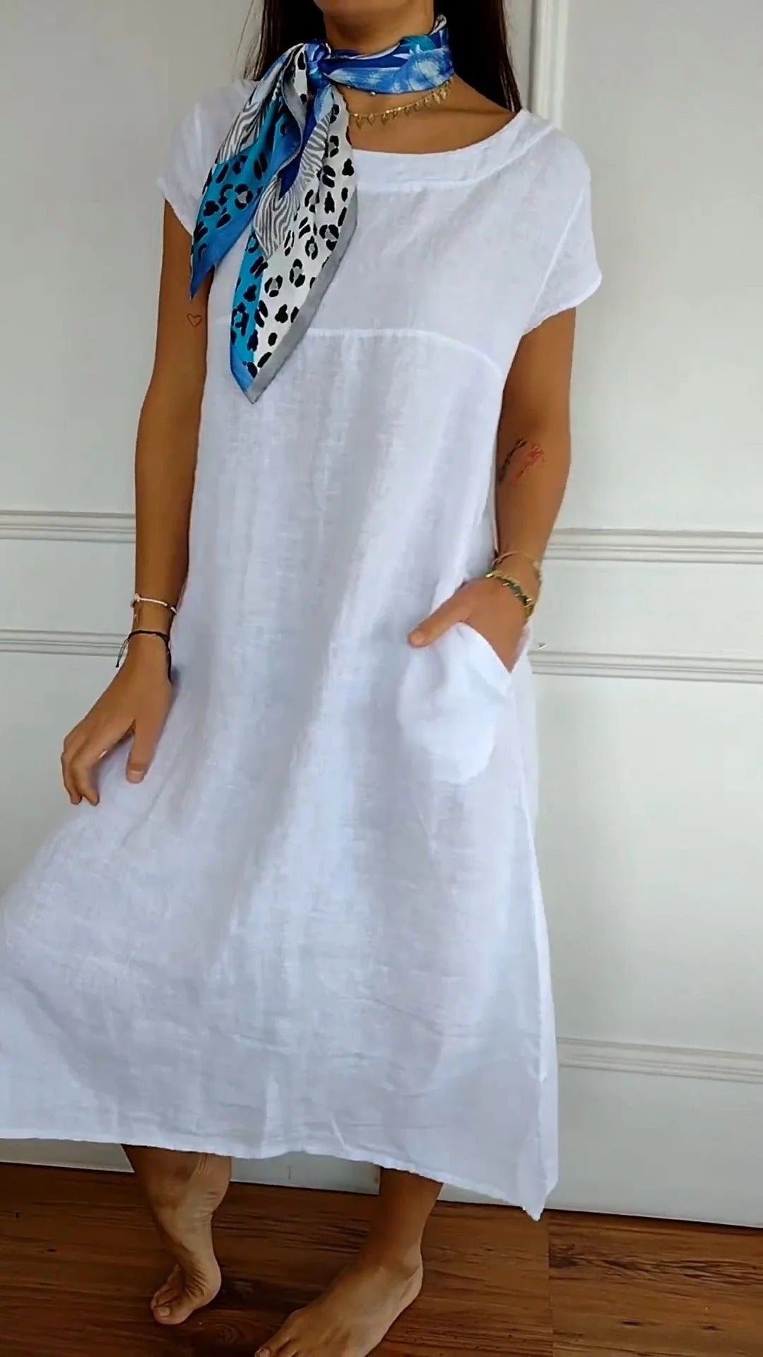 Pure white round neck short sleeve pocket skirt